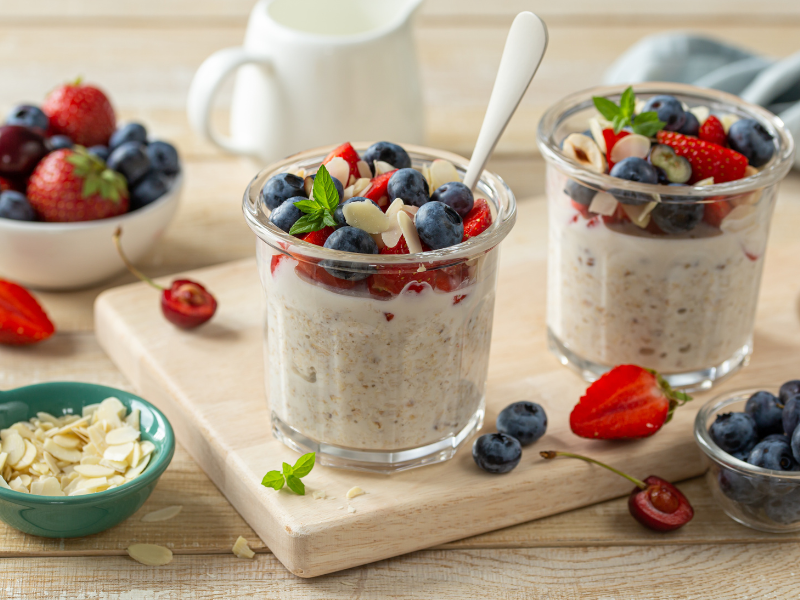 high protein make ahead breakfast (Overnight Protein Oats with Berries)